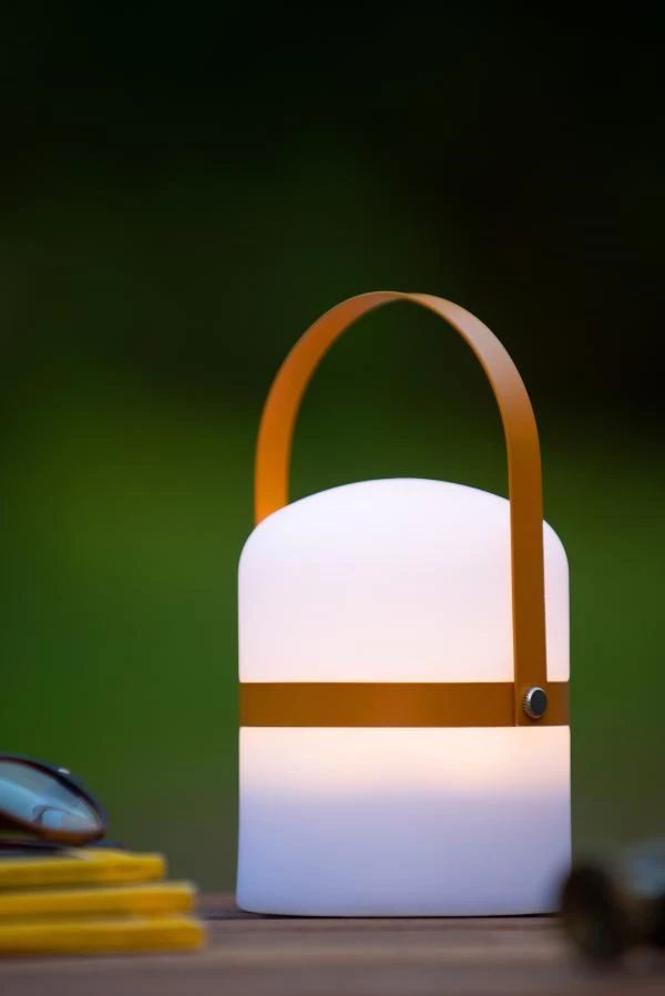 Lucide LITTLE JOE - Lampe de table Rechargeable Intérieur/Extérieur - Batterie/Piles - Ø 10 cm - LED Dim to warm - 1x0,3W 2800K/3200K - IP44 - Brun - ambiance 2